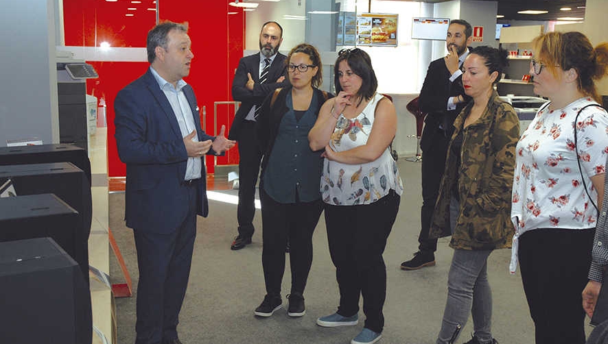 Los alumnos pudieron ver el funcionamiento de las impresoras adaptadas a cada proceso log&iacute;stico. Foto I.Pe&ntilde;a