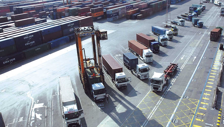 Camiones operando en APM Terminals Barcelona. Foto DP.