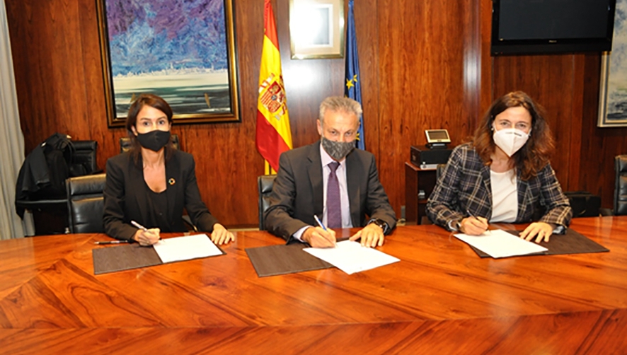 La presidenta del Administrador de Infraestructuras Ferroviarias (Adif),Isabel Pardo de Vera; el presidente de Puertos del Estado, Francisco Toledo; y la presidenta de la Autoridad Portuaria de Barcelona, Merc&egrave; Conesa.