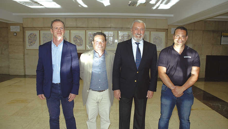 De izquierda a derecha, Jos&eacute; Luis Lubi&aacute;n (UGT); Jos&eacute; P&eacute;rez, (Comisiones Obreras); Julio G&oacute;mez-Pomar, secretario de Estado de Infraestructuras, Transporte y Vivienda; y Antol&iacute;n Goya (Coordinadora). Foto Inma Pe&ntilde;a