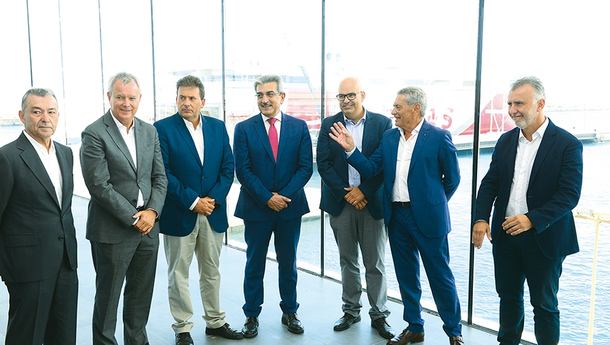 Visita del presidente de Canarias a la terminal de Armas Trasmediterr&aacute;nea en el Puerto de La Luz.