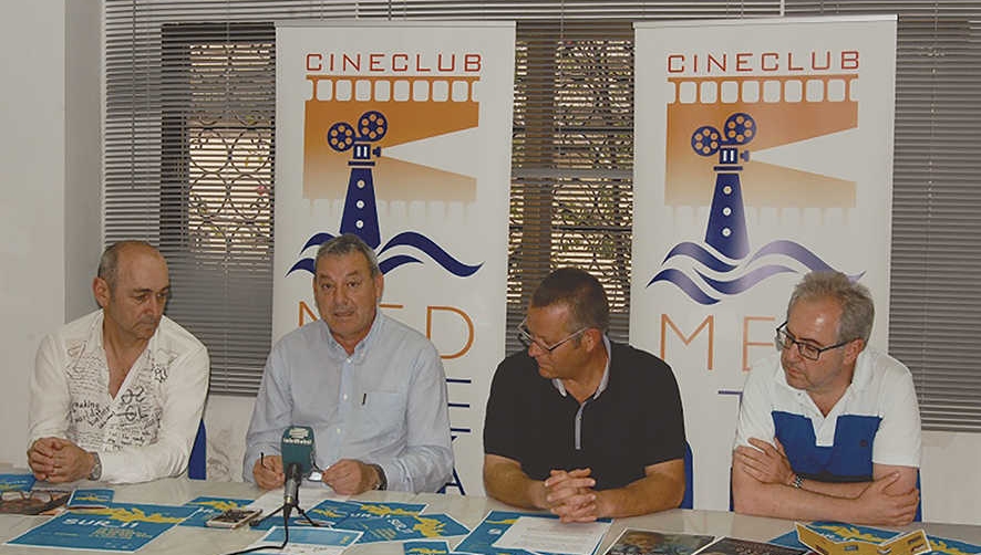 El presidente de la APM, Francisco J. &Aacute;lvarez de la Chica, con los organizadores del festival.