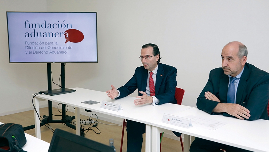 Alejandro Arola, presidente de la Fundaci&oacute;n Aduanera, y Jordi Palomar, director de la Academia Aduanera y coordinador del M&aacute;ster en Derecho Aduanero. Foto JJM.