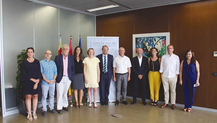 El equipo t&eacute;cnico de la Conselleria de Vivienda Obras Publicas y Vertebraci&oacute;n del Territorio. La consellera Salvador, en el centro de la imagen, flanqueada por Rosa Pardo y Llu&iacute;s Ferrando.