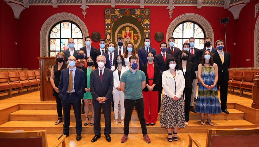 Un total de 49 estudiantes de 16 nacionalidades reciben su diploma de graduaci&oacute;n de los m&aacute;steres de ZLC.