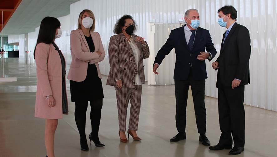 Marina Munuera, directora general de Movilidad y Litoral del departamento de Fomento de la Regi&oacute;n de Murcia; Noelia Arroyo, vicealcaldesa del Ayuntamiento de Cartagena; Yolanda Mu&ntilde;oz, presidenta de la Autoridad Portuaria de Cartagena (APC); Jes&uacute;s Caicedo, presidente de la Autoridad Portuaria de Almer&iacute;a (APA), y Fernando Mu&ntilde;oz, jefe Departamento de Desarrollo de Negocio de la APC.
