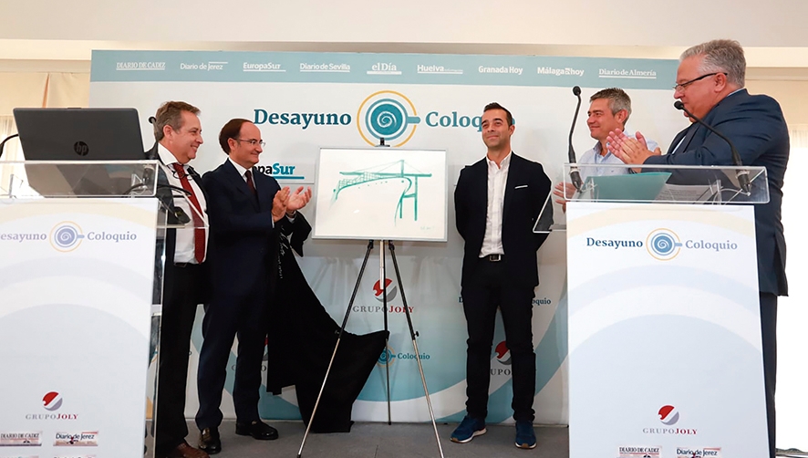 De izquierda a derecha: Juan Carlos Mata, gerente del CPE; Gerardo Landaluce, presidente de la Autoridad Portuaria Bah&iacute;a de Algeciras; V&iacute;ctor Jerez, estibador del puerto de Algeciras y creador del nuevo logo; Jos&eacute; Antonio Gonz&aacute;lez, presidente del comit&eacute; de empresa de la estiba; y Javier S&aacute;ez, presidente del CPE.