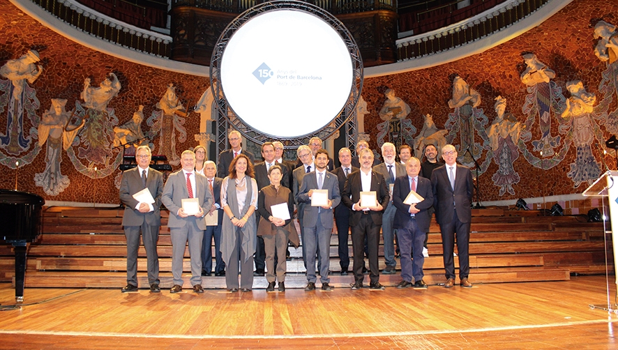 Galardonados con la placa conmemorativa que libr&oacute; el Puerto de Barcelona en reconocimiento a su labor en el desarrollo del las instalaciones portuarias. Foto J.C.Sarmentero.
