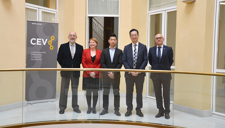 Pedro Coca, presidente de Propeller Valencia; Inmaculada Garc&iacute;a, gerente de la CEV; Wei Wang Jiang, vicepresidente de la Asociaci&oacute;n de empresarios de Fujian en Espa&ntilde;a; Xinzhao Chen, presidente de la Asociaci&oacute;n de Empresarios de Fujian en Espa&ntilde;a y Javier Cubas, socio de Propeller y Valencia Branch Office Manager &amp; Global Key Accounts Manager Spain de COSCO Shipping Spain. Foto Alba Prado.
