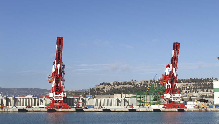 Los dos cargadores de buque ya se pueden ver en el muelle &Aacute;lvarez de la Campa. Foto E. Garc&iacute;a.