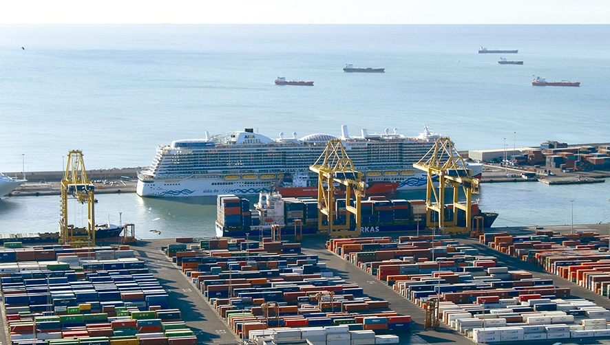 El &ldquo;AIDAnova&rdquo;, atracado en la Terminal Helix del Puerto de Barcelona a primera hora del pasado viernes. Foto E. Garc&iacute;a.
