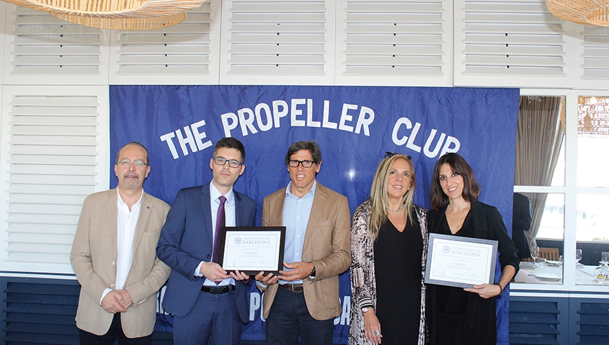 Ram&oacute;n Sanataluc&iacute;a, de Saga Comercial; C&eacute;sar Mart&iacute;n, director comercial del diario El Canal; Gonzalo Sanch&iacute;s, presidente del Propeller Club de Barcelona; M&oacute;nica Quintana, de la junta directiva del Propeller Club de Barcelona, y Marta Genis, directora de la zona sur de Europa de X-Press Feeders. Foto J.C.S.