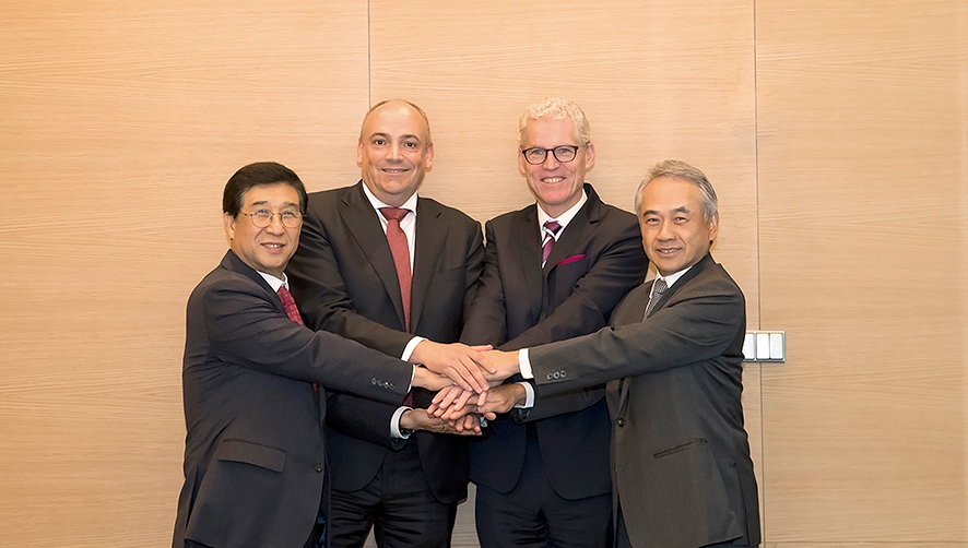 Jae-Hoon Bae, presidente y CEO de HMM; Rolf Habben Jansen, CEO de Hapag-Lloyd; Jeremy Nixon, CEO de Ocean Network Express y Bronson Hsieh, presidente y CEO de Yang Ming.