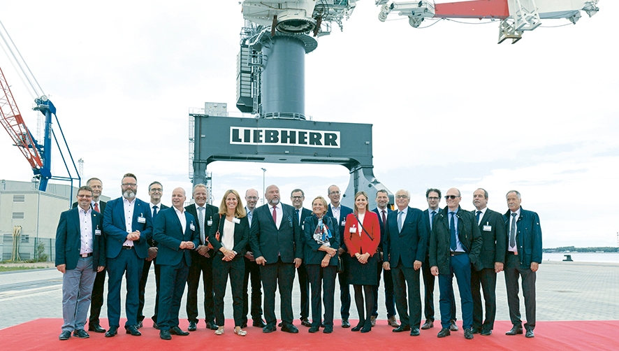 Liebherr celebra en el Puerto de Rostock el lanzamiento de su gr&uacute;a p&oacute;rtico TCC 78000