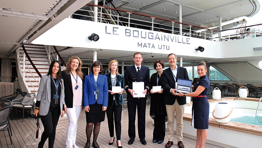 Laia Servet, operations manager en Marmedsa Cruise Services; Eva Camins, responsable de turismo de compras de Barcelona Turisme.; Marina Vengohechea y Marta Rodr&iacute;guez, operations coordinator y general manager, respectivamente, en Marmedsa Cruise Services; Thomas Mc Candless capit&aacute;n del buque; Mar P&eacute;rez, jefa de cruceros del Puerto de Barcelona; Josep Anton Rojas, jefe de turismo activo y cruceros de Barcelona Turisme; y Liza Kieffer, responsable de clientes del crucero &ldquo;Le Bougainville&rdquo;. Foto: JC Sarmentero