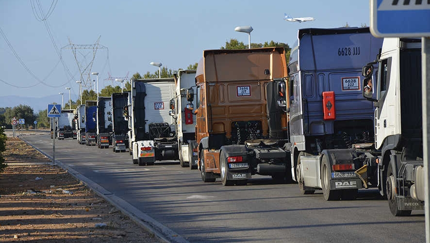 Los camiones se fueron acumulando en el entorno del PLV seg&uacute;n fue avanzado la tarde. Fotos Alba Prado.