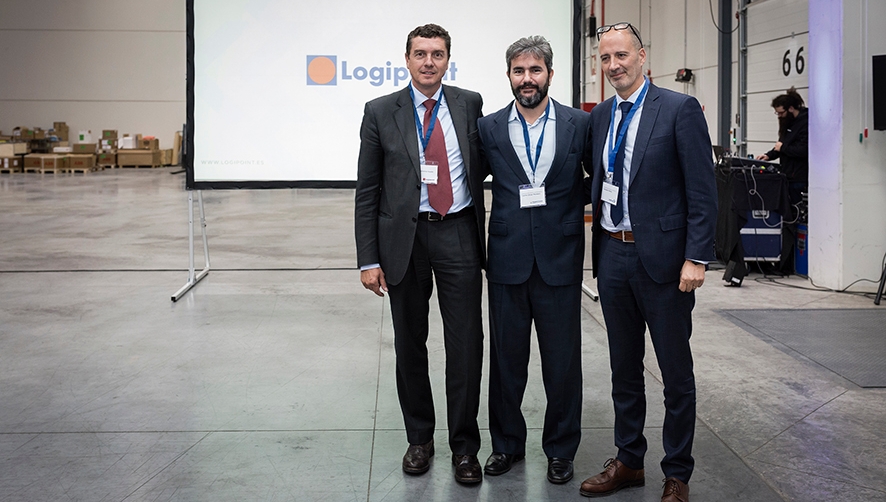 En el centro de la imagen, Jaime Oliver Montero, presidente ejecutivo de Transcoma Grupo Empresarial, flanqueado por Carlos Gim&eacute;nez Noelle, director general de Logipoint (a la izquierda) y Salvador Mart&iacute;n Fern&aacute;ndez, director de Estrategia Corporativa de Transcoma Global Logistics. Foto Rebeca Canalda.