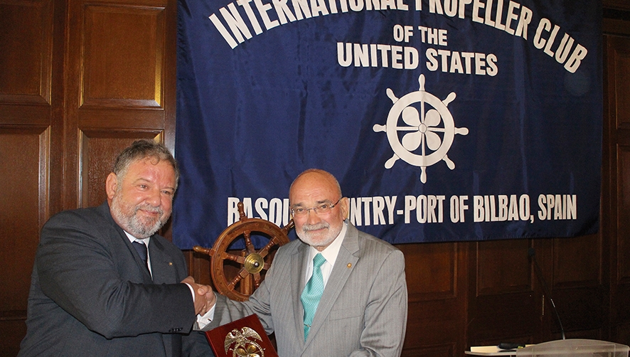 El presidente del Propeller Club del Pa&iacute;s Vasco-Port of Bilbao, Gerardo Tiedemann (dcha.), e I&ntilde;aki Echeverr&iacute;a, Country Head de H&ouml;egh Autoliners en Espa&ntilde;a. Foto J.P.