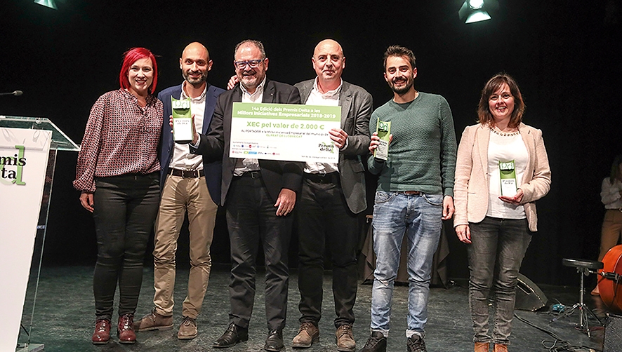 Francisco Garc&iacute;a y Francisco Marqu&iacute;nez, responsables de Total Freight &ndash;en el centro de la imagen&ndash; tras ganar el Premio Delta.