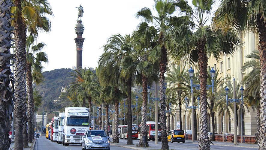 Unos 700 camiones de Sintraport dan visibilidad a sus demandas laborales entre los barceloneses