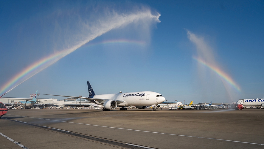 De acuerdo con la tradici&oacute;n japonesa, se abri&oacute; un barril de sake y el avi&oacute;n se roci&oacute; con la bebida nacional de Jap&oacute;n.