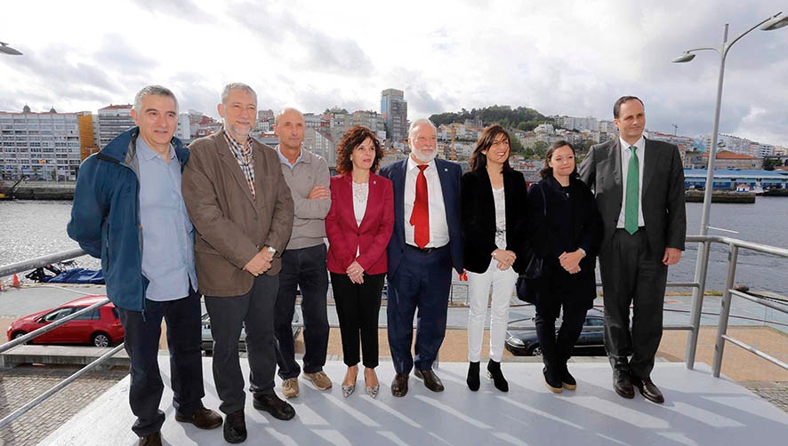 El presidente de la Autoridad Portuaria de Vigo, Enrique L&oacute;pez Veiga (cuarto por la derecha) y la conselleira de Medioambiente, Territorio y Vivienda de la Xunta, &Aacute;ngeles V&aacute;zquez (tercera por la derecha), durante la presentaci&oacute;n.