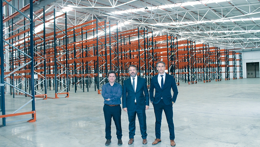 Desde la izquierda: Asier Atxalandabaso, director de Operativa de Sarosa Log&iacute;stica, Baldemar Asensio, director de TPF Consultora Inmobiliaria, y Jos&eacute; Tur&eacute;gano, director Comercial de Sarosa Log&iacute;stica, en las nuevas instalaciones del operador en Riba-roja. Foto Loli Dolz.