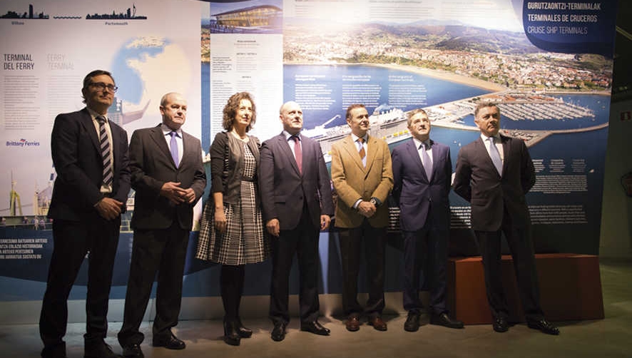 Autoridades asistentes a la presentaci&oacute;in del Port Center.