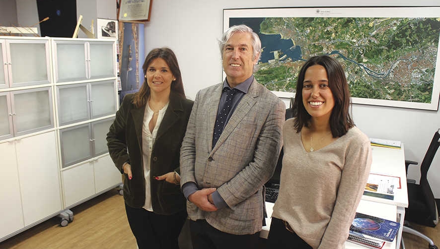 Felipe Casta&ntilde;os, director de Vasco Navarra de Navegaci&oacute;n, con Beatriz Manrique de Lara (izquierda) y Ledia Rementer&iacute;a, en las nuevas oficinas de la compa&ntilde;&iacute;a en la calle Barroeta Aldamar de Bilbao. Foto J.P.