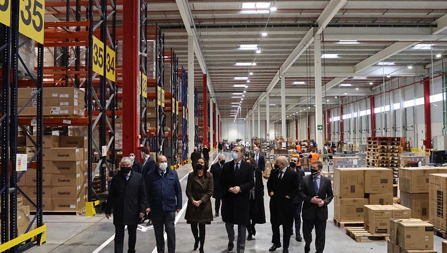El rey Felipe VI ha visitado hoy la nave de Seur en Illescas, junto con la ministra de Industria, Comercio y Turismo, Reyes Maroto; el delegado del Gobierno, Francisco Tierraseca; el vicepresidente de la Junta de Castilla-La Mancha, Jos&eacute; Luis Mart&iacute;nez Guijarro; la consejera de Econom&iacute;a, Patricia Franco, y el alcalde de Illescas, Jos&eacute; Manuel Tofi&ntilde;o.