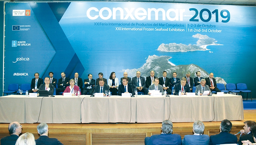 De izquierda a derecha: Juan Carlos Escotet, presidente de Abanca; Rosa Quintana, conselleira del Mar de la Xunta de Galicia; Luis Planas, ministro de Agricultura, Pesca y Alimentaci&oacute;n de Espa&ntilde;a; Alberto N&uacute;&ntilde;ez Feij&oacute;o, presidente de la Xunta de Galicia; Abel Caballero, alcalde de Vigo; &Aacute;rni Mathiesen, subdirector general del Departamento de Pesca y Acuicultura de la FAO; Jos&eacute; Luis Freire, presidente de Conxemar. Foto J.C.S.