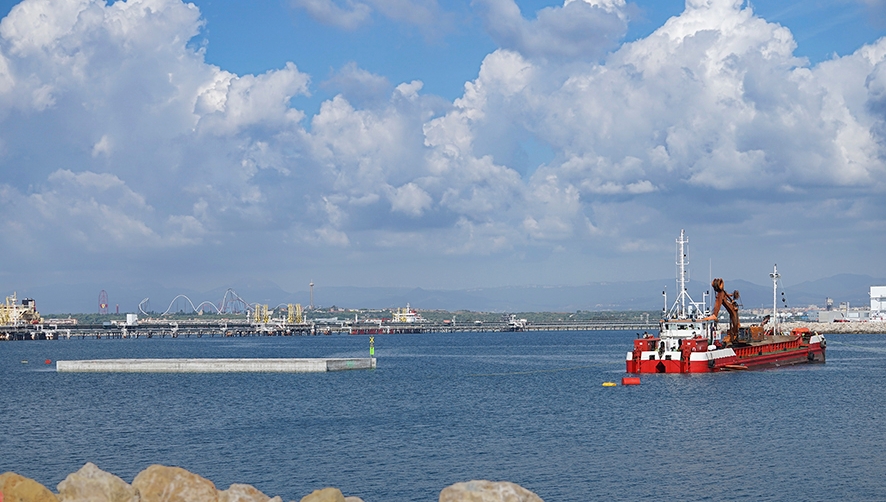 El Port de Tarragona coloca el primer cajón del muelle de Balears