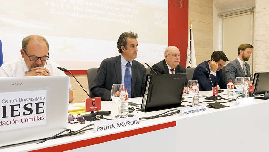 El consejero de Innovaci&oacute;n, Industria, Turismo y Comercio de Cantabria, Francisco Mart&iacute;n (segundo por la izquierda).