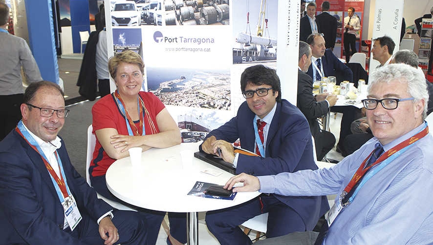 El director general de la Autoridad Portuaria de Tarragona, Ram&oacute;n E. Garc&iacute;a (primero por la derecha), y la directora comercial y de Desarrollo de Negocio, Genoveva Climent, con Pedro Cruz, director de Desarrollo de Negocio de Euroports, y Sebasti&aacute;n Garc&iacute;a L&oacute;pez, de Repsol (segundo por la derecha). Foto J.P.