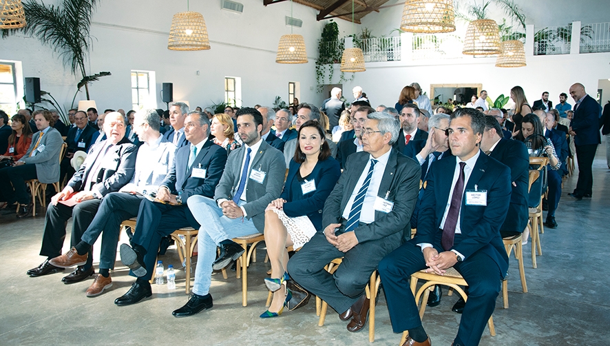 La jornada celebrada ayer cont&oacute; con la participaci&oacute;n de m&aacute;s de 150 empresarios y directivos. En primera fila, desde la iaquierda: Vicente Boluda, presidente de AVE; Arcadi Espa&ntilde;a, conseller de Pol&iacute;tica Territorial; Salvador Navarro, presidente de CEV; Dar&iacute;o Moreno, alcalde de Sagunto; Cristina Plumed, presidenta de Asecam; Jos&eacute; Antonio P&eacute;rez, presidente de CEOE Teruel y H&eacute;ctor L&oacute;pez, director de la planta de Sagunto de Arcelor Mittal. Fotos FV.