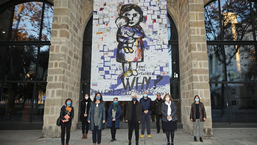 El mural del proyecto "Why?" luce en la fachada del Museu Mar&iacute;tim de Barcelona