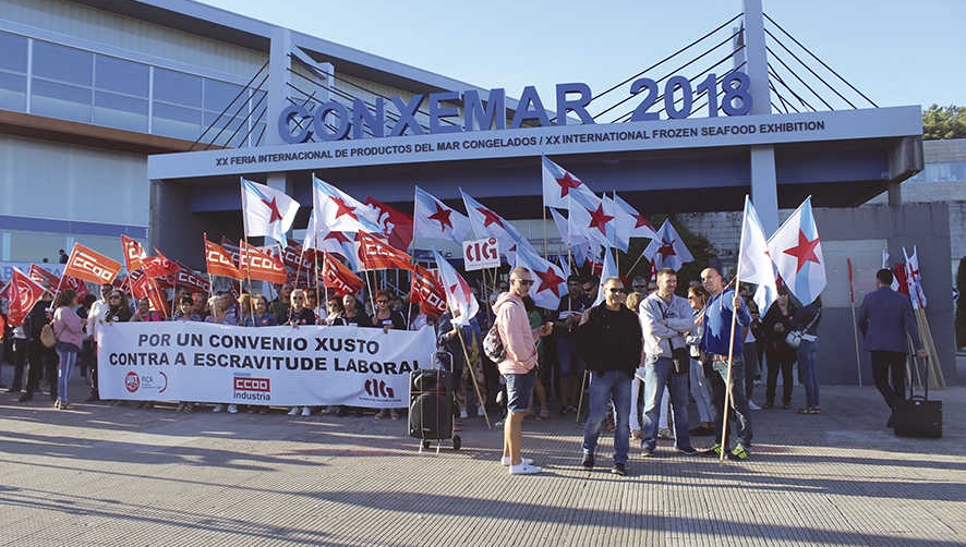 Grupo de trabajadores concentrados en la entrada principal de Conxemar, ayer.
