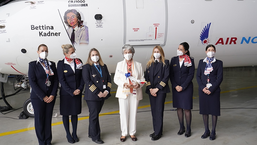 En el centro, Bettina Kadner, primera piloto comercial de Espa&ntilde;a.