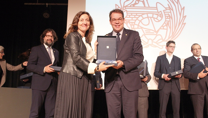 Merc&egrave; Conesa, presidenta del Puerto de Barcelona, recogi&oacute; el reconocimiento que la entidad hizo al Puerto. Foto J.C.S.