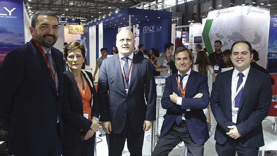 Desde la izquierda: Carlos Alzaga, director de la Autoridad Portuaria de Bilbao; Amaya Sarasola, jefa de la Unidad de M&aacute;rketing y Comercial la AP de Bilbao; Asier Atutxa, presidente de la AP de Bilbao; Luis Gabiola, director de Operaciones, Comercial y Log&iacute;stica de la AP de Bilbao; Pablo Alday, especialista en Proyectos Log&iacute;sticos de la C&aacute;mara de Comercio de &Aacute;lava. Foto J.P.