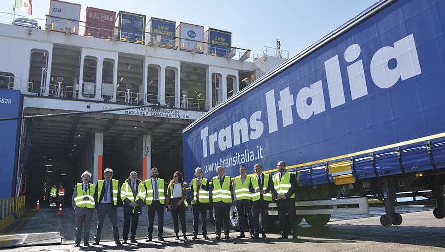 Francisco S&aacute;nchez-Gamborino, abogado especialista en transporte; Luis Santmat&iacute;as, director de Grimaldi Log&iacute;stica Espa&ntilde;a en Valencia; Antonio Crespo, director de Valencia Terminal Europa; Francesco De Candia, Iberian Commercial Manager de Grimaldi; F&aacute;tima Zayed, gerente de Servicios Log&iacute;sticos de la Autoridad Portuaria de Valencia; Juan Carlos Arocas, director general de Transitalia; Antonio P&eacute;rez Mill&aacute;n, presidente de la Uni&oacute;n de Operadores de Transporte Comodal (UOTC-ASTIC); Miguel Llop, director &Aacute;rea TIC de la Fundaci&oacute;n Valenciaport y Ram&oacute;n Valdivia, director general de ASTIC. Foto FV.