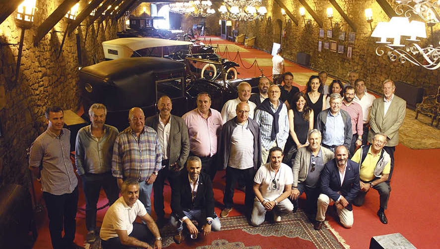 Una treintena de socios y socias del Propeller Club del Pa&iacute;s Vasco (varios acudieron directamente al almuerzo) disfrutaron con las joyas sobre ruedas expuestas en Torre Loiazga, en Galdames, en el Museo que alberga la &uacute;nica colecci&oacute;n de veh&iacute;culos Rolls-Royce en Europa con todos los modelos fabricados entre 1910 y 1998. Foto J.P.