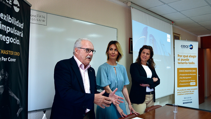 Luis Rosa, presidente de ATEIA-OLTRA Valencia, present&oacute; a las ponentes Teresa Herreros, gerente de Control Integral del Riesgo, y Ana Vidal, directora en CESCE Valencia. Foto Alba Prado.