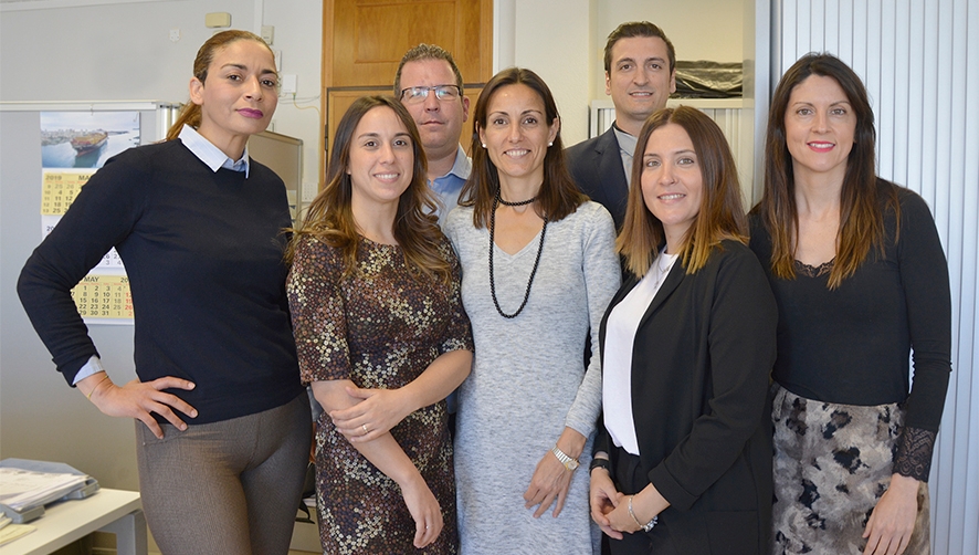 Loubna El Asri, jefa de Negociado; Beatriz Ure&ntilde;a, responsable de Aduanas; Vicente Flores, departamento de Aduanas; Patricia Soriano, departamento de Aduanas; Rub&eacute;n Mora, director de la oficina de Valencia; Cristina Rodr&iacute;guez, departamento de Aduanas y Celia Cos&iacute;n, responsable de tr&aacute;fico. Foto Alba Prado.