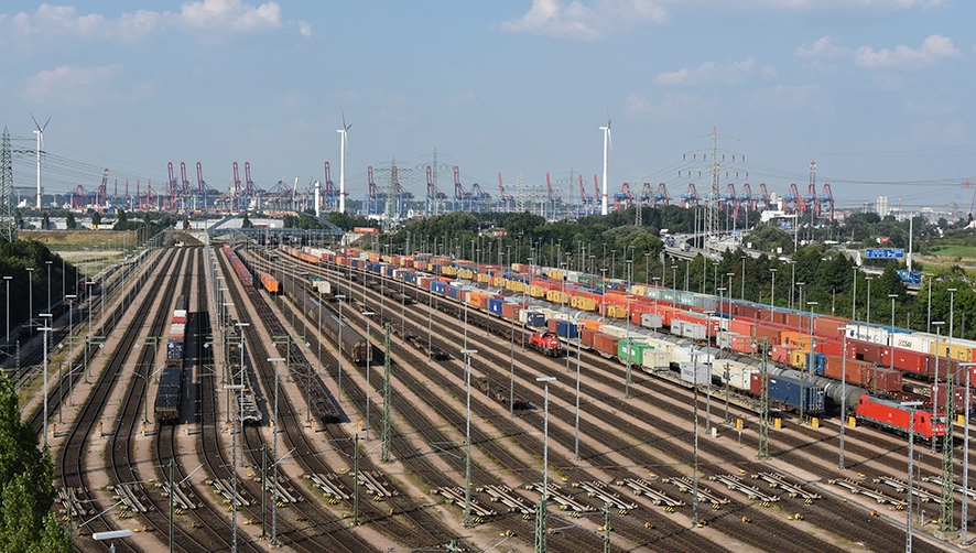 Cada d&iacute;a m&aacute;s de 200 trenes de mercanc&iacute;as utilizan los aproximadamente 300 km de la red ferroviaria del puerto alem&aacute;n.