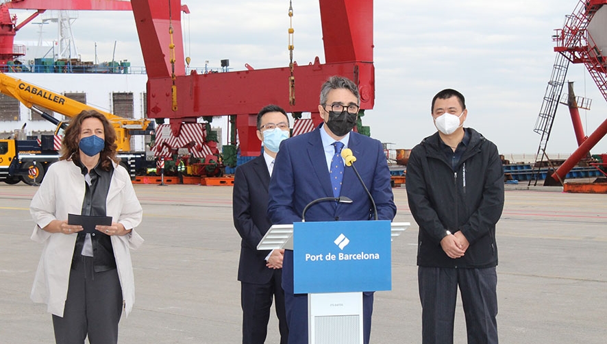 Merc&egrave; Conesa, presidenta de la APB; Wan Kun, general de COSCO Shipping Lines Spain; Guillermo Belcastro, CEO de Hutchison Ports BEST; Gu Jian Feng, capit&aacute;n del buque &ldquo;Zhen Hua&rdquo;. Foto A.Tejera.