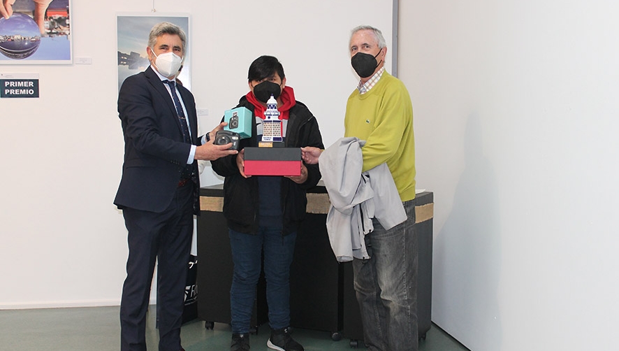 Indalecio Seijo, presidente de la Autoridad Portuaria de Ferrol-San Cibrao; Omar Lanazca, ganador del certamen, y Luis Mar&iacute;a Taboada, presidente de Vecinos por Ferrol.