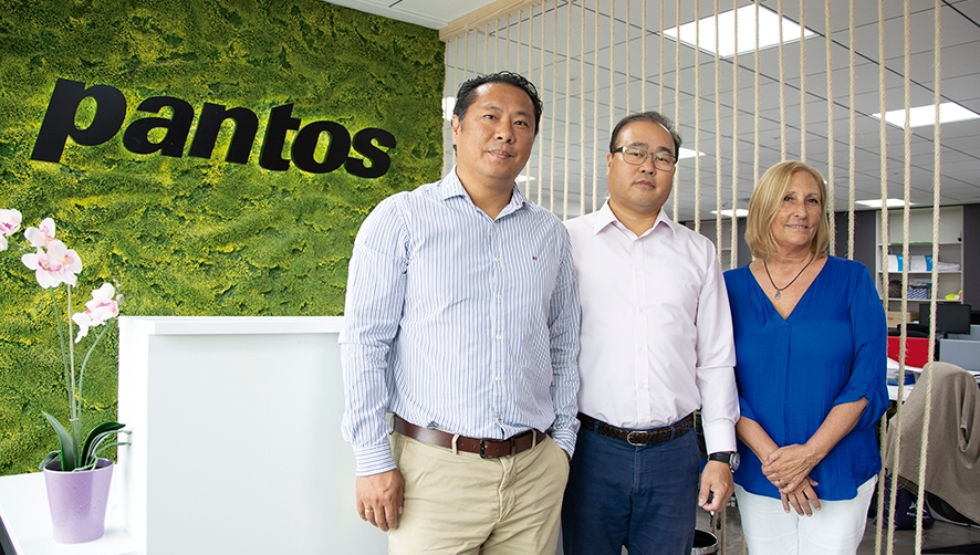 Sang Chan Lee, presidente, flanqueado por Tae Huen Kim, Logistics Director, y Lola Aleixandre, Deputy General Manager, de Pantos Logistics. Foto Alba Prado.