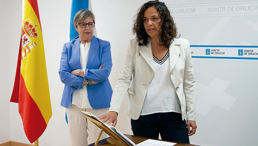 Susana Lenguas (derecha), junto a la conselleira del Mar, Rosa Quintana.