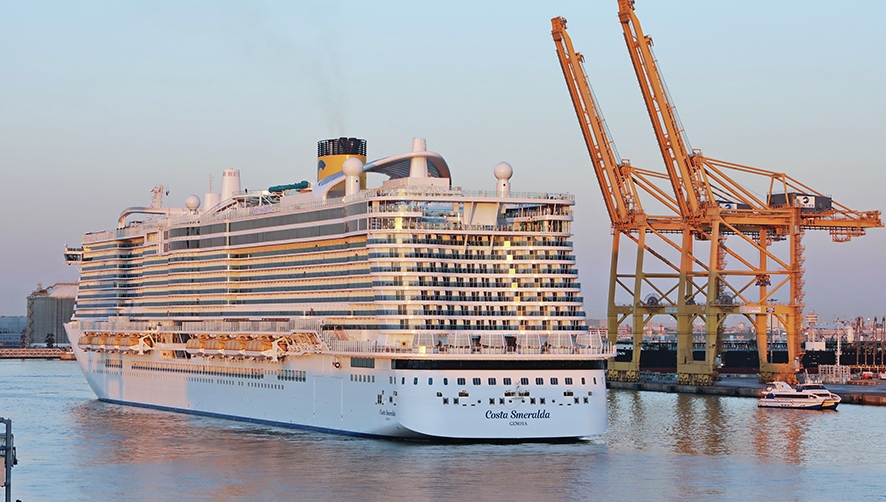 El &quot;Costa Smeralda&quot; llega en el Port de Barcelona